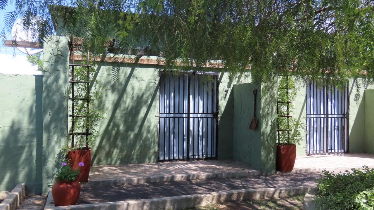 Die Windpomp Gastehuis Beaufort West Exteriör bild